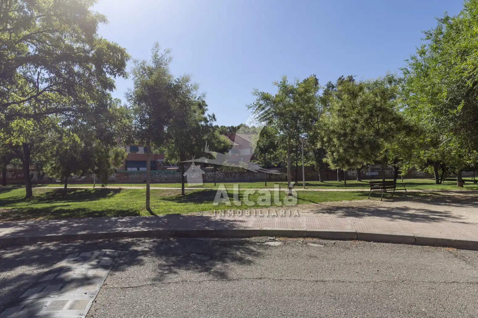 Vista exterior de Piso en venta en Alcalá de Henares con Calefacción, Parquet y Piscina
