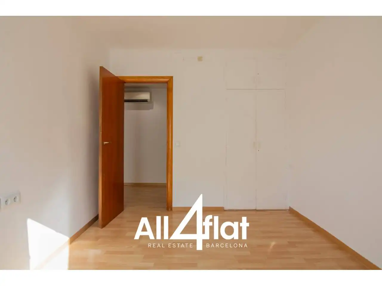 Bedroom of Flat for rent in Esplugues de Llobregat  with Air Conditioner, Heating and Parquet flooring
