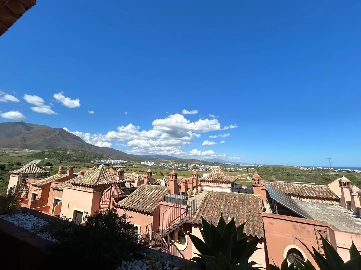 Vista exterior de Casa adosada en venda en Estepona amb Aire condicionat, Calefacció i Terrassa