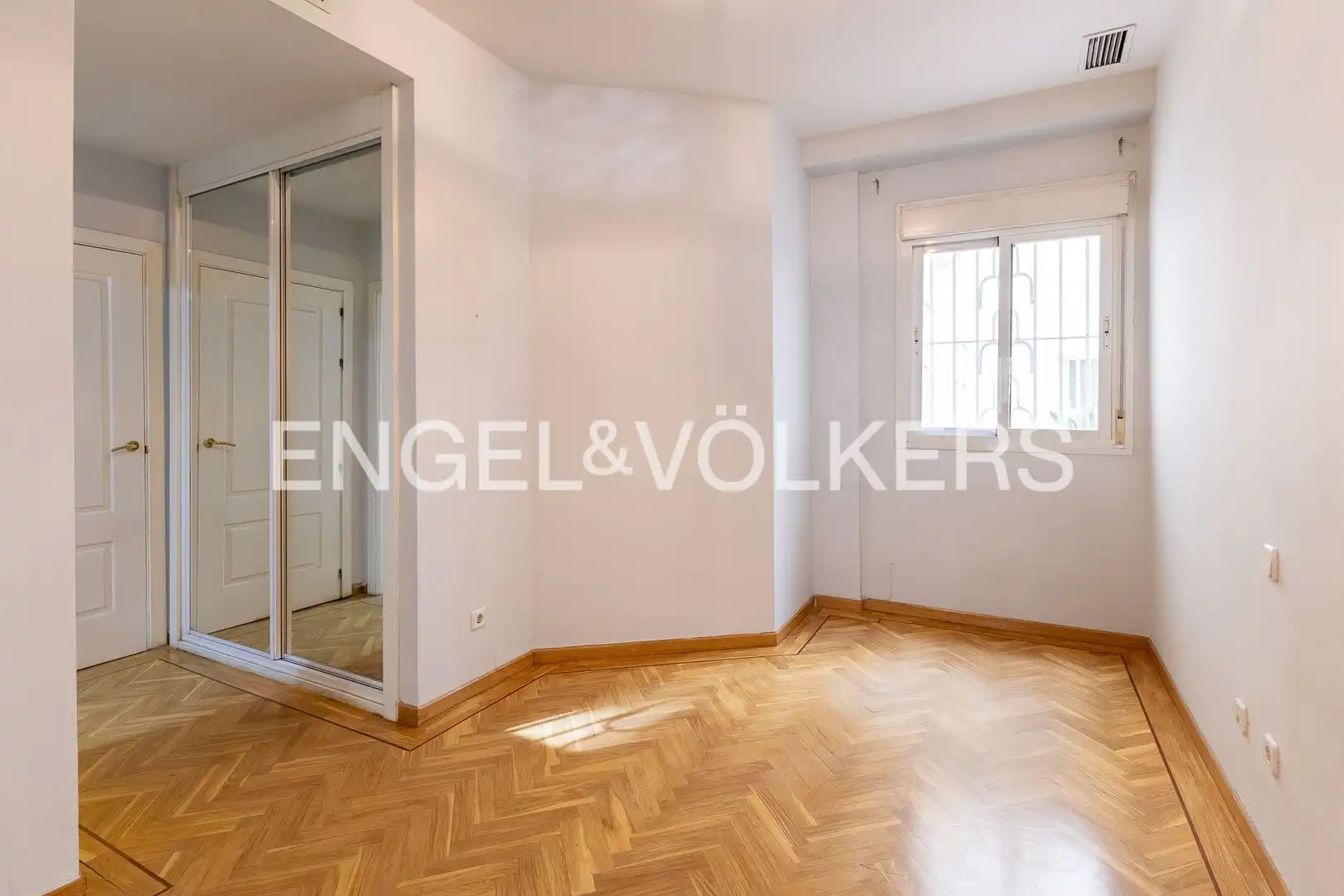 Flat for sale in Madrid  with Air Conditioner and Heating