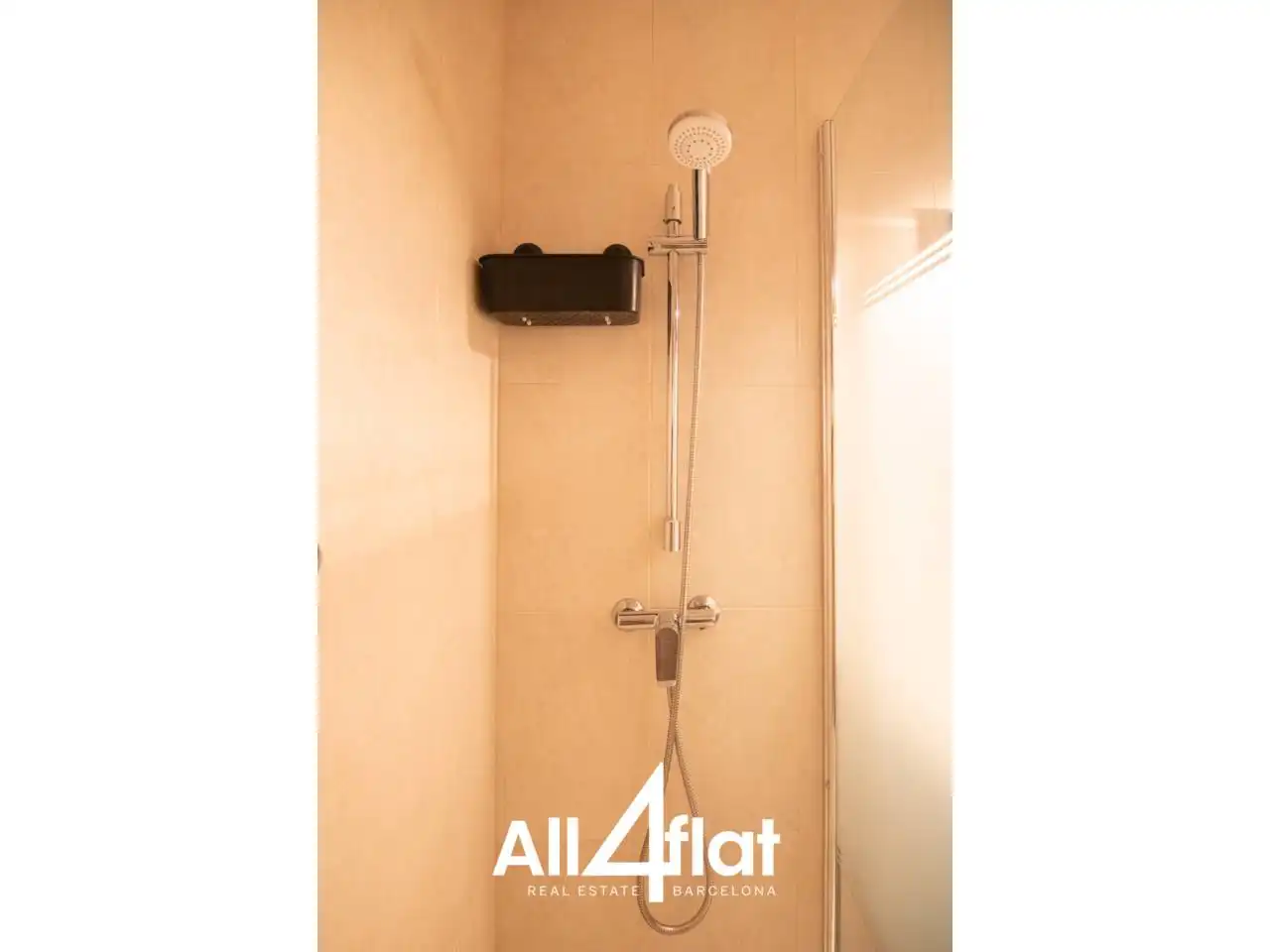 Baño de Piso de alquiler en Barcelona con Parquet y Balcón