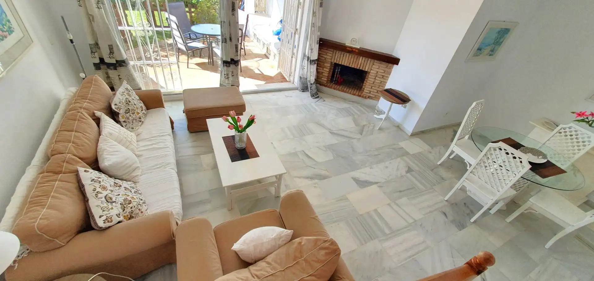 Sala d'estar de Casa adosada en venda en Mijas amb Jardí privat, Terrassa i Traster
