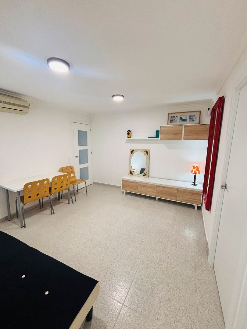 Sala d'estar de Pis en venda en L'Hospitalet de Llobregat amb Aire condicionat, Moblat i Forn