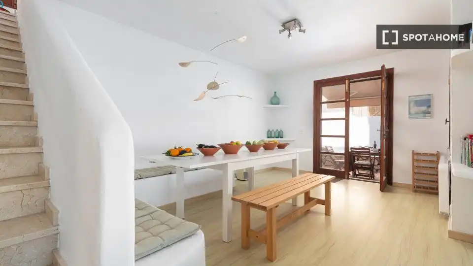 Menjador de Apartament per a compartir en Pollença amb Aire condicionat, Terrassa i Moblat