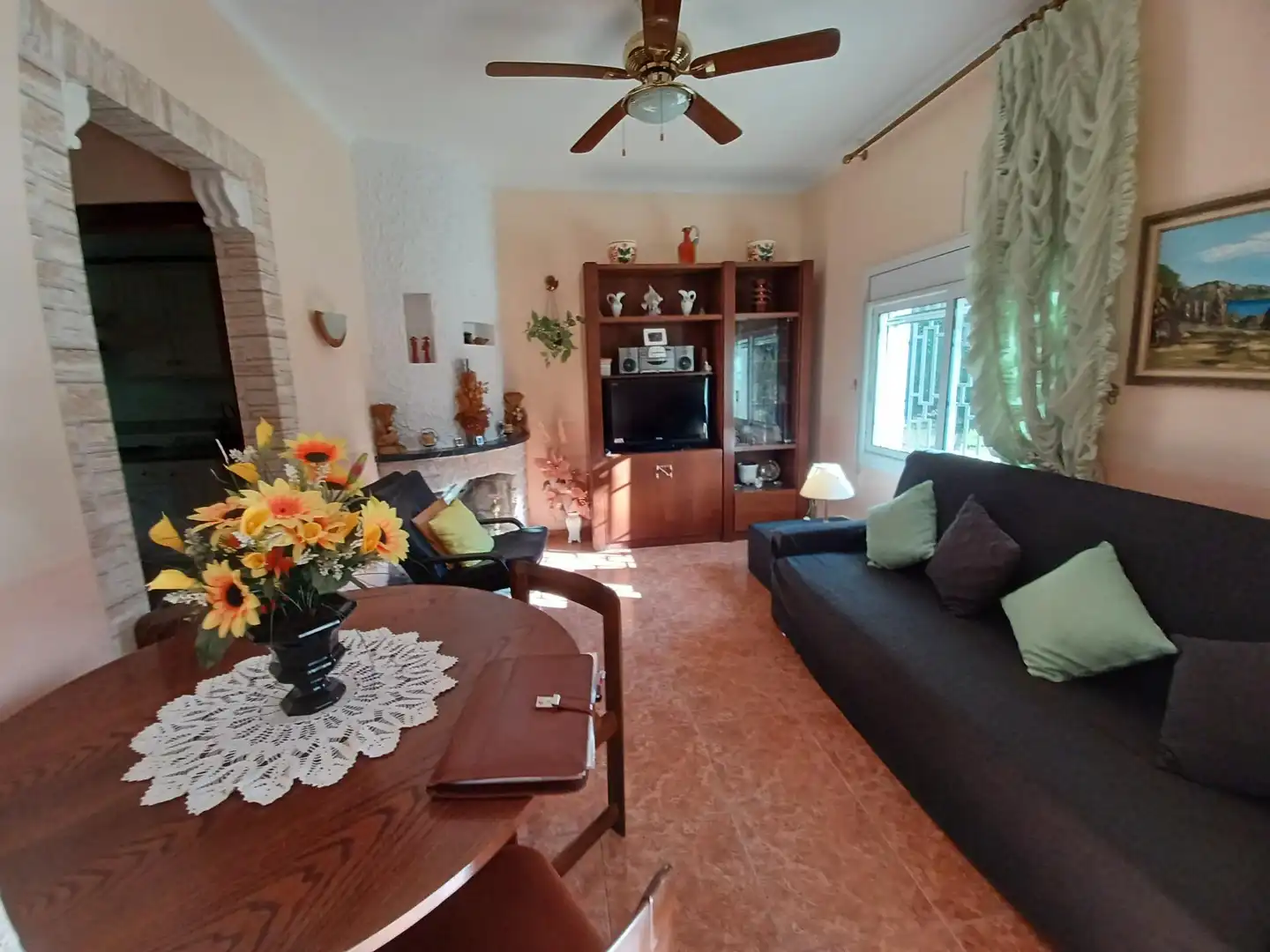 Sala d'estar de Casa o xalet en venda en Cubelles amb Jardí privat