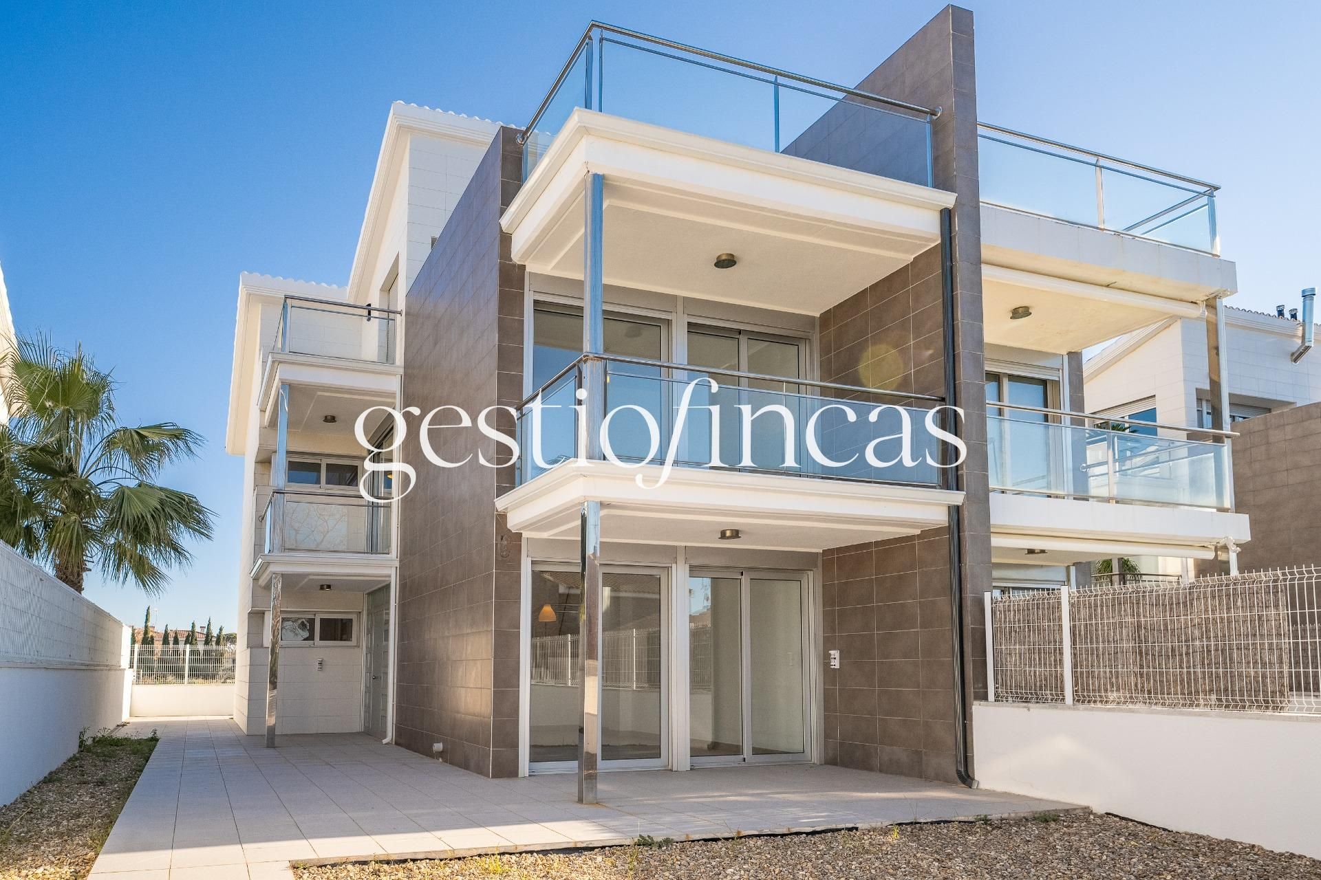 Vista exterior de Casa adosada en venda en Cambrils amb Aire condicionat, Calefacció i Jardí privat