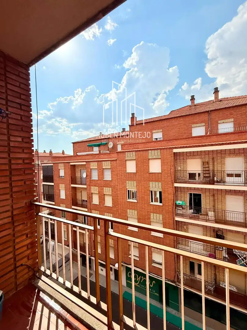 Vista exterior de Pis de lloguer en Salamanca amb Calefacció, Terrassa i Moblat