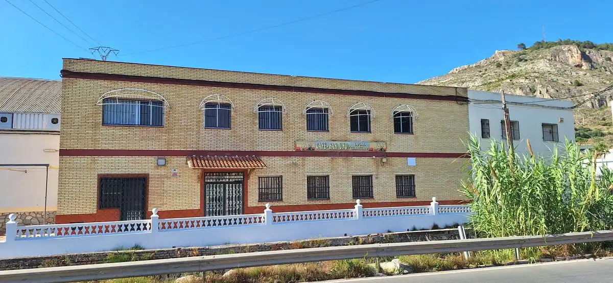 Vista exterior de Local en venda en Cullera amb Aire condicionat, Calefacció i Terrassa