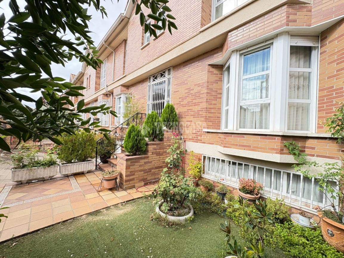 Jardí de Casa adosada en venda en Torrejón de Ardoz amb Calefacció, Traster i Alarma