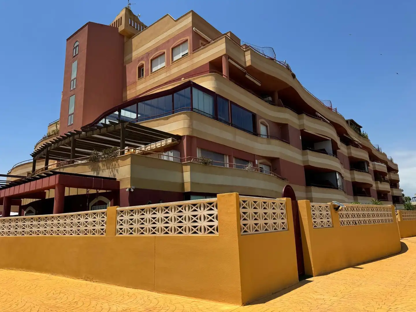 Vista exterior de Pis en venda en Roquetas de Mar amb Aire condicionat, Terrassa i Piscina