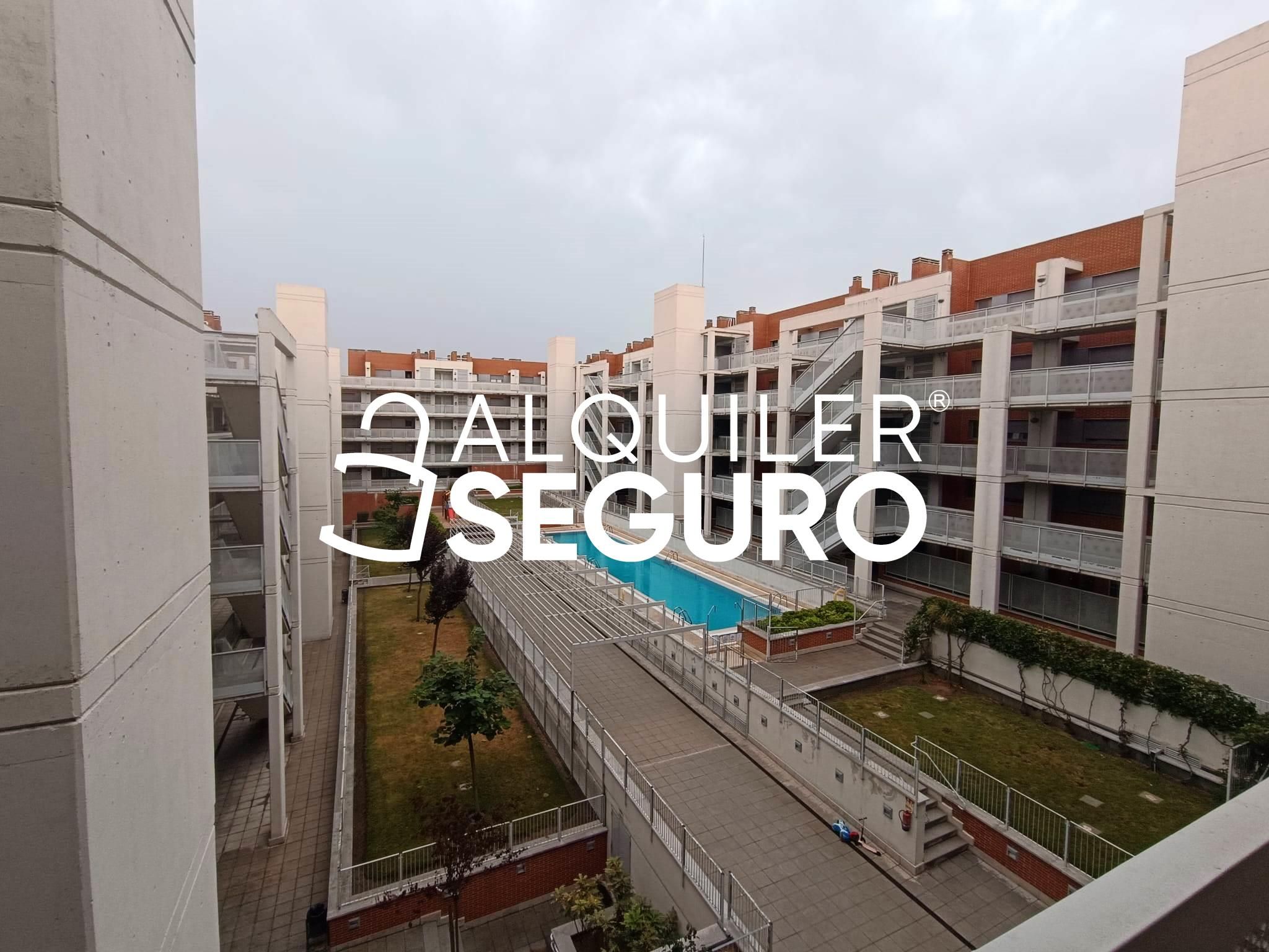 Exterior view of Flat to rent in Getafe  with Air Conditioner, Heating and Storage room