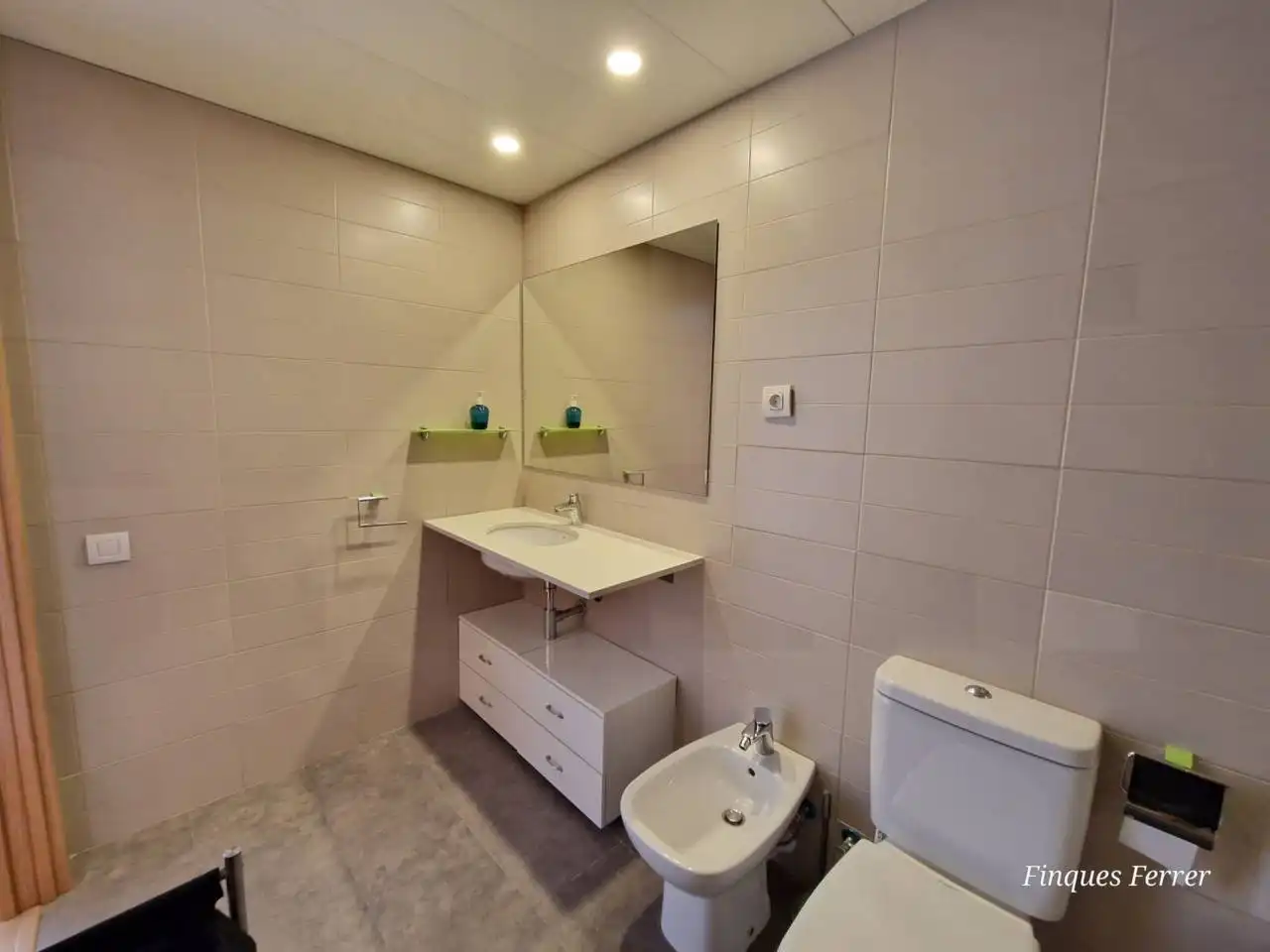 Baño de Piso de alquiler en Cubelles con Aire acondicionado, Calefacción y Parquet