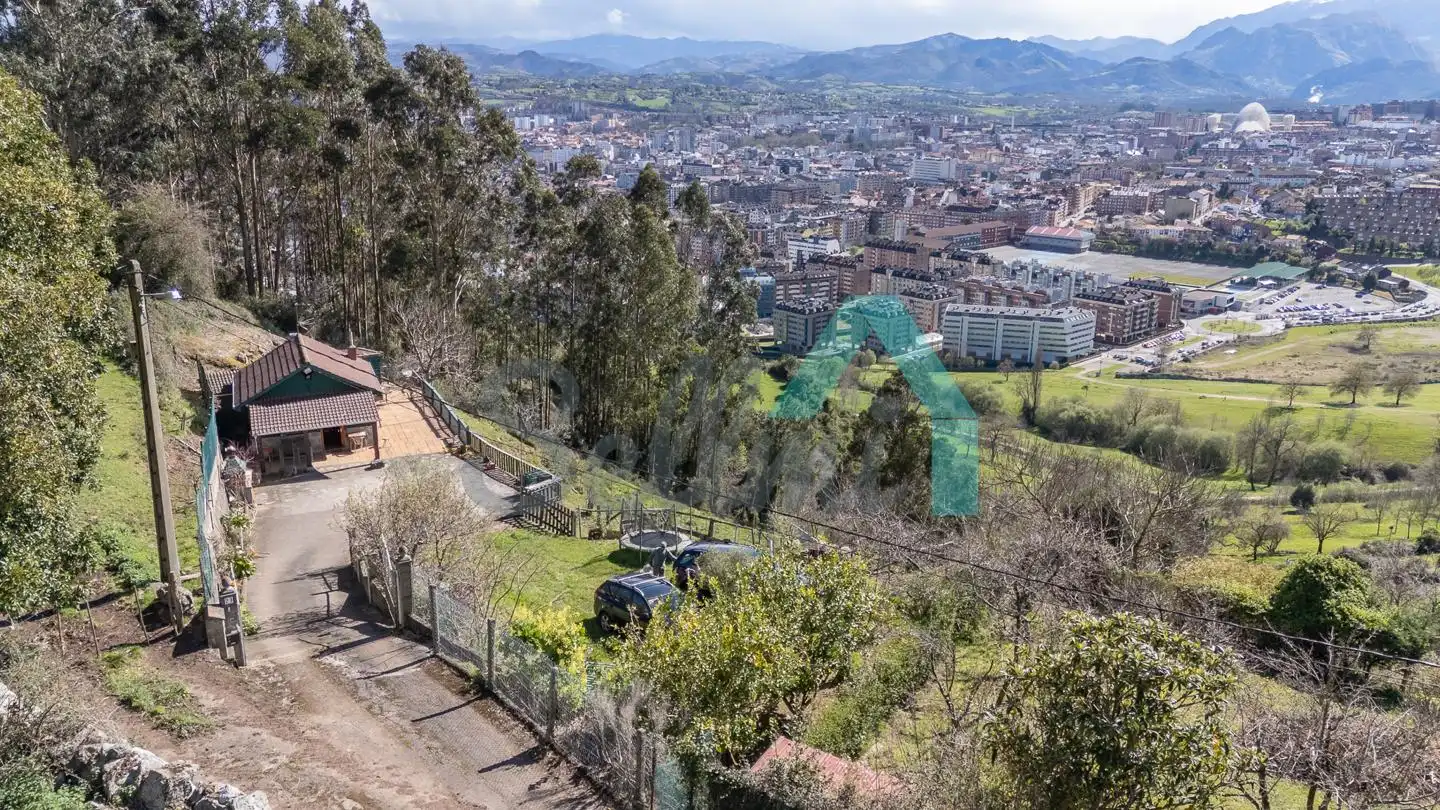 Vista exterior de Casa o xalet en venda en Oviedo  amb Jardí privat, Terrassa i Traster