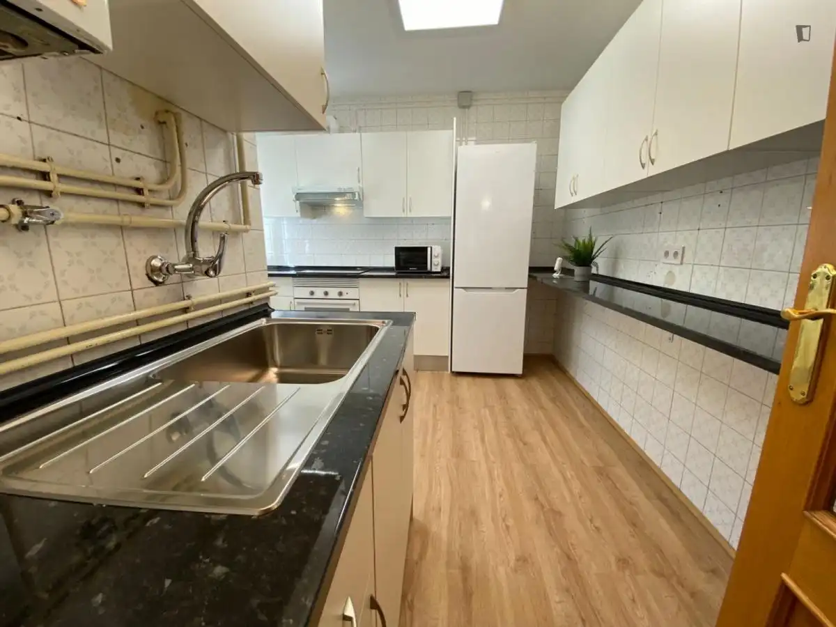 Cuina de Apartament per a compartir en Fuenlabrada amb Calefacció, Moblat i Microones