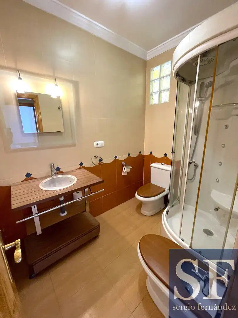 Badezimmer von Wohnungen zum Verkauf in Sayalonga