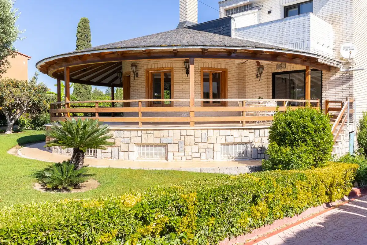 Vista exterior de Casa o xalet en venda en L'Eliana amb Aire condicionat, Calefacció i Piscina