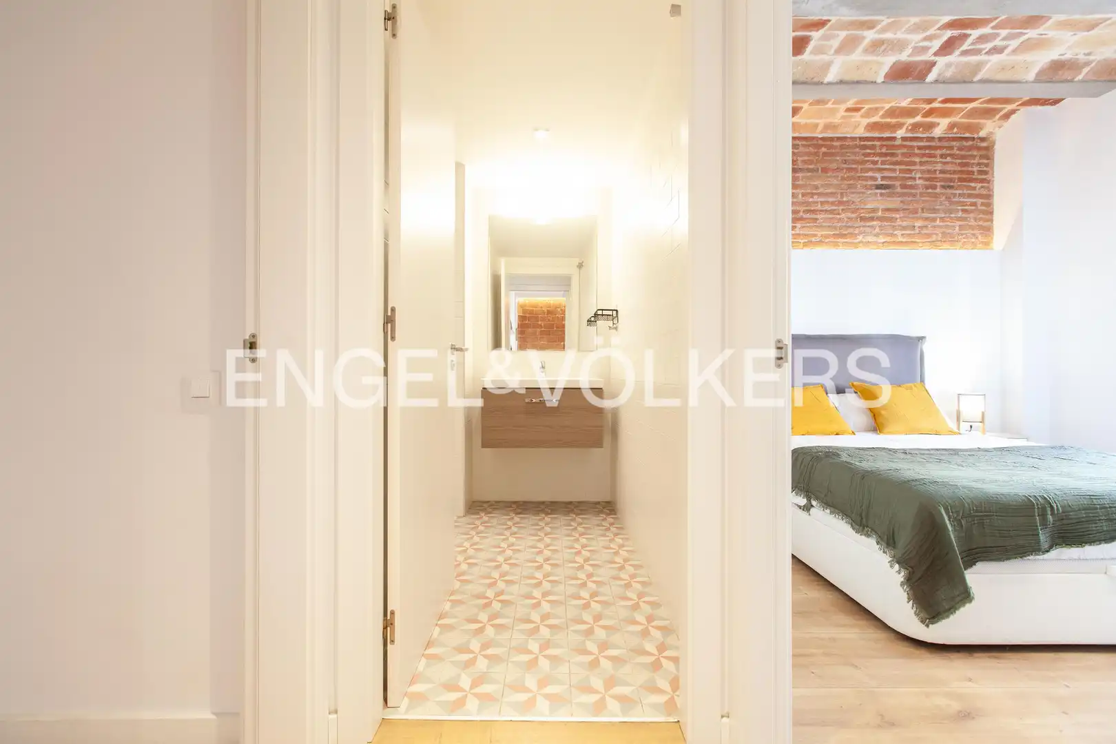 Wohnung zum Verkauf in Barcelona mit Klimaanlage, Heizung und Privatgarten