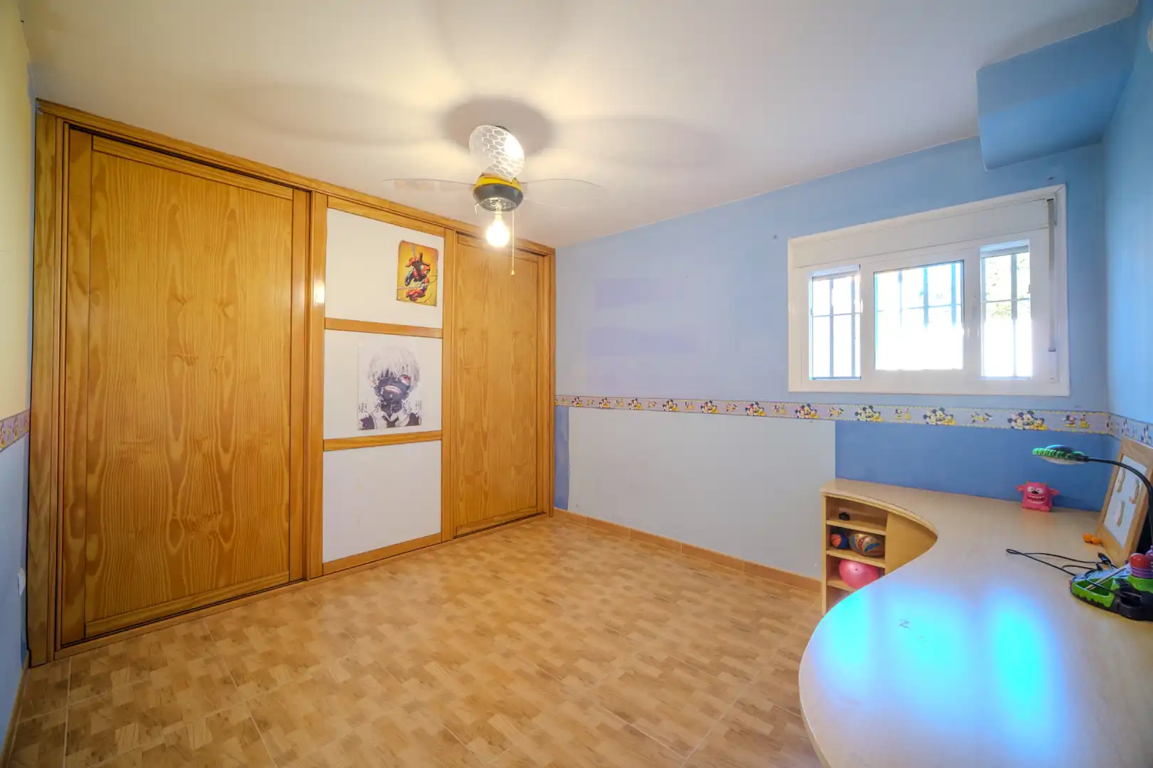 Dormitori de Casa o xalet en venda en Montequinto amb Jardí privat, Terrassa i Moblat