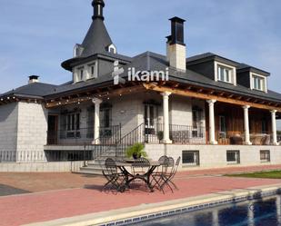 Exterior view of House or chalet for sale in Villanueva de la Cañada  with Air Conditioner, Terrace and Swimming Pool