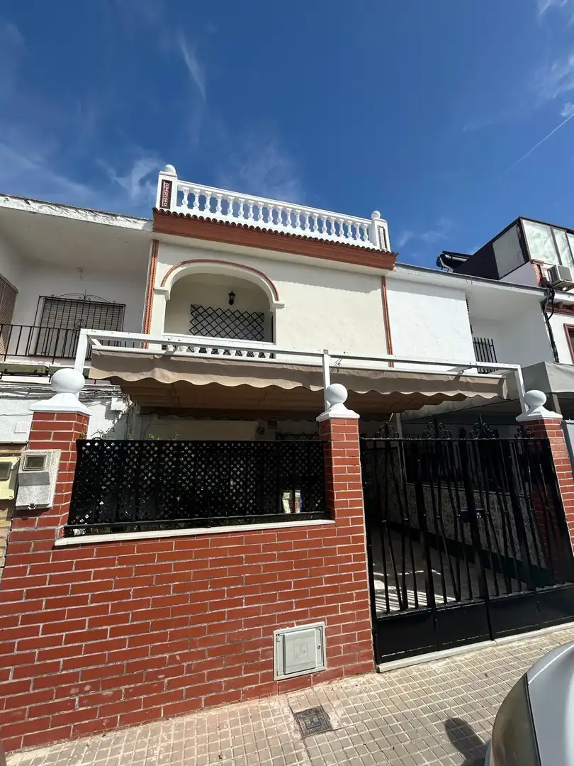 Vista exterior de Casa o xalet en venda en Utrera Ciudad 