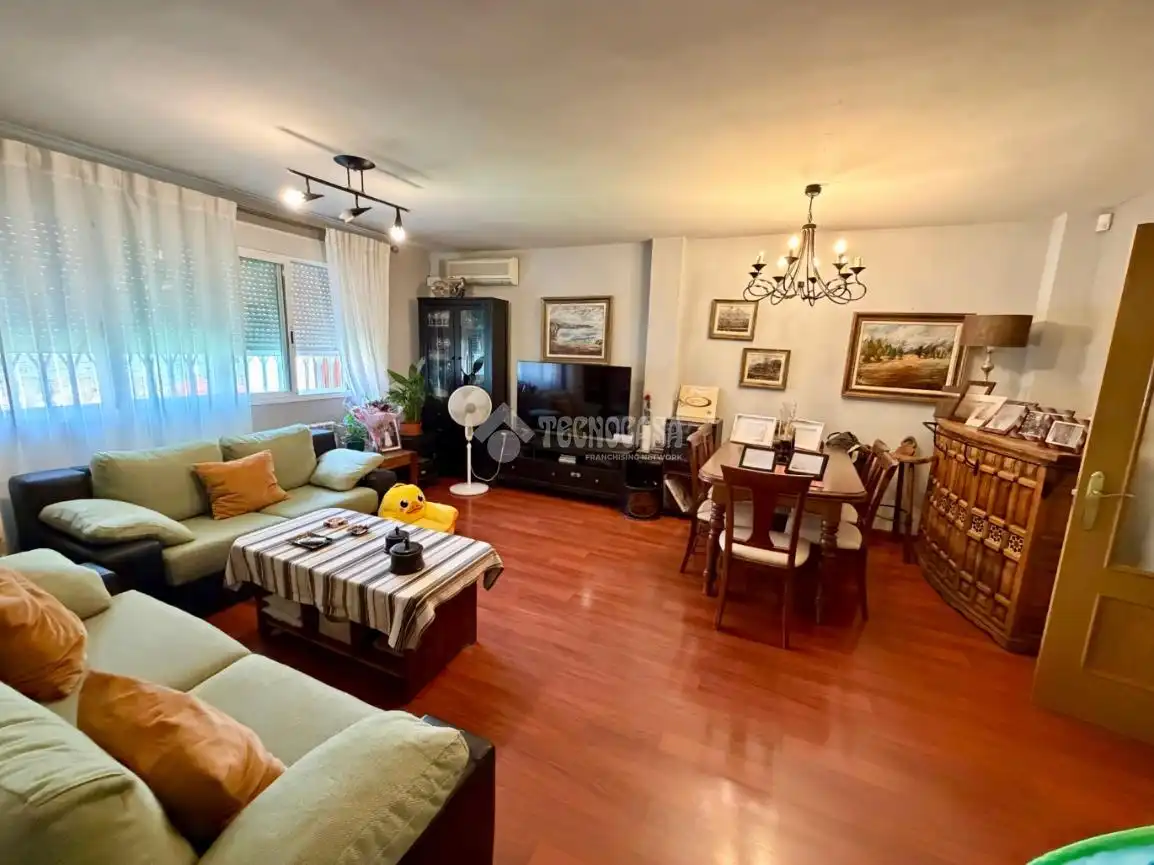 Sala d'estar de Casa adosada en venda en Daganzo de Arriba amb Aire condicionat, Parquet i Piscina