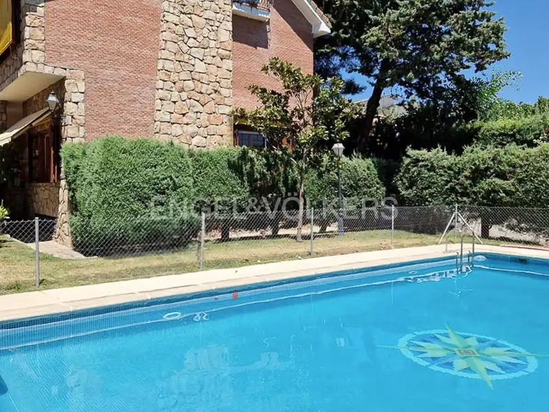 Piscina de Casa o xalet en venda en Becerril de la Sierra amb Calefacció, Jardí privat i Piscina