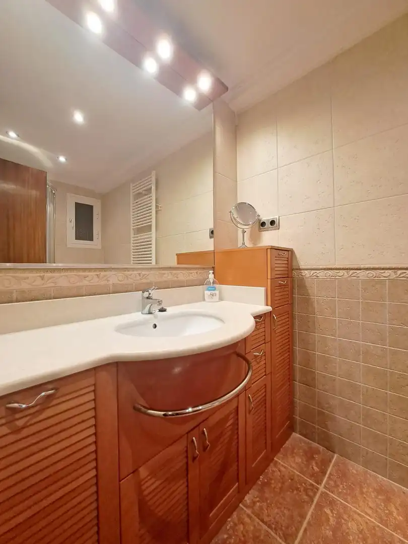 Bathroom of Flat for sale in Requena  with Heating, Parquet flooring and Terrace