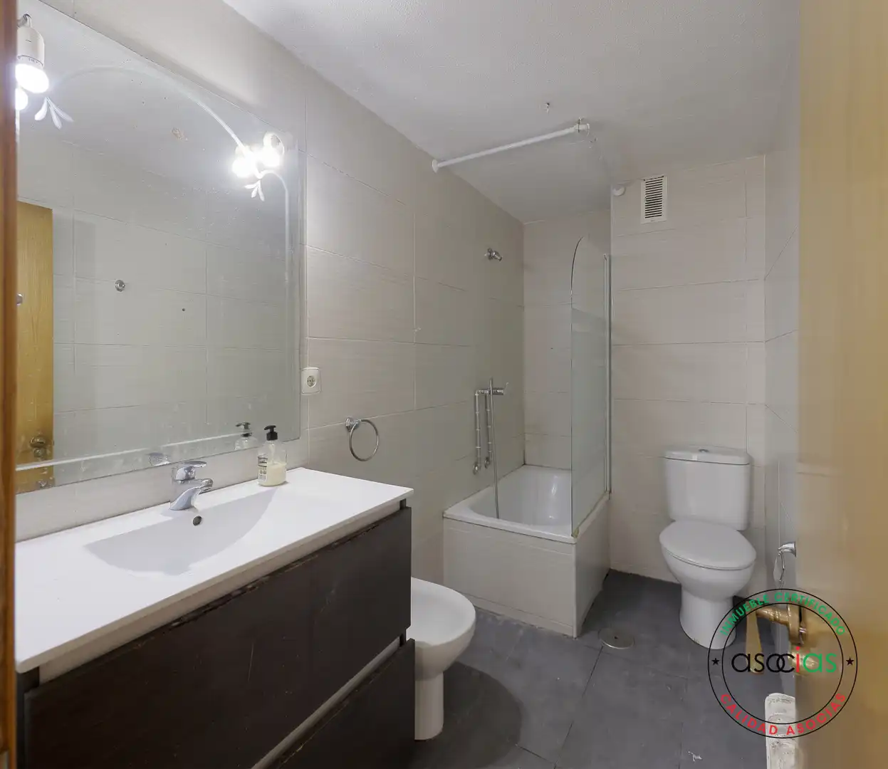Badezimmer von Wohnung zum Verkauf in Gijón  mit Heizung, Parkett und Balkon