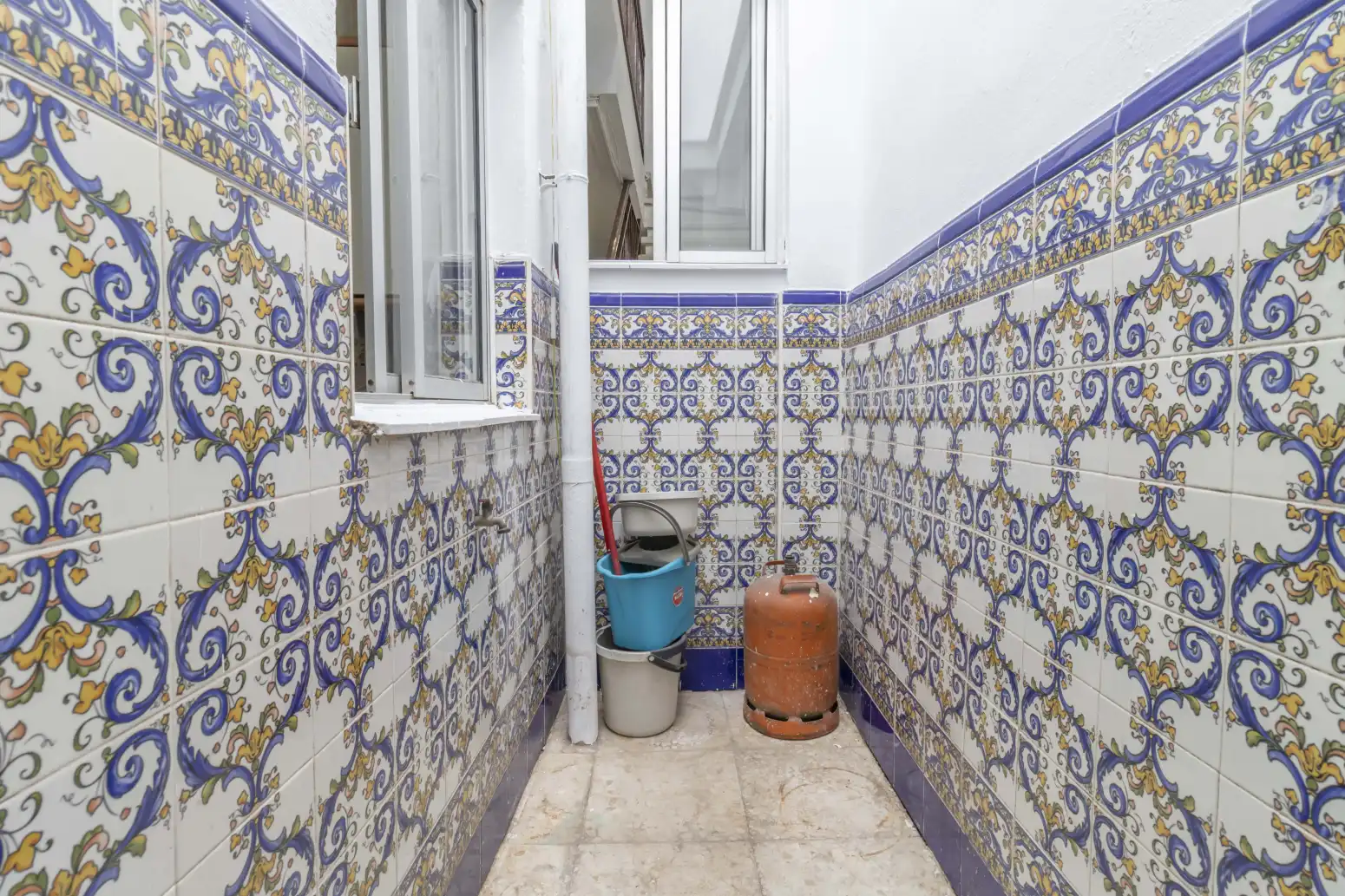 Terrasse von Einfamilien-Reihenhaus zum Verkauf in Sevilla mit Terrasse, Abstellraum und Balkon