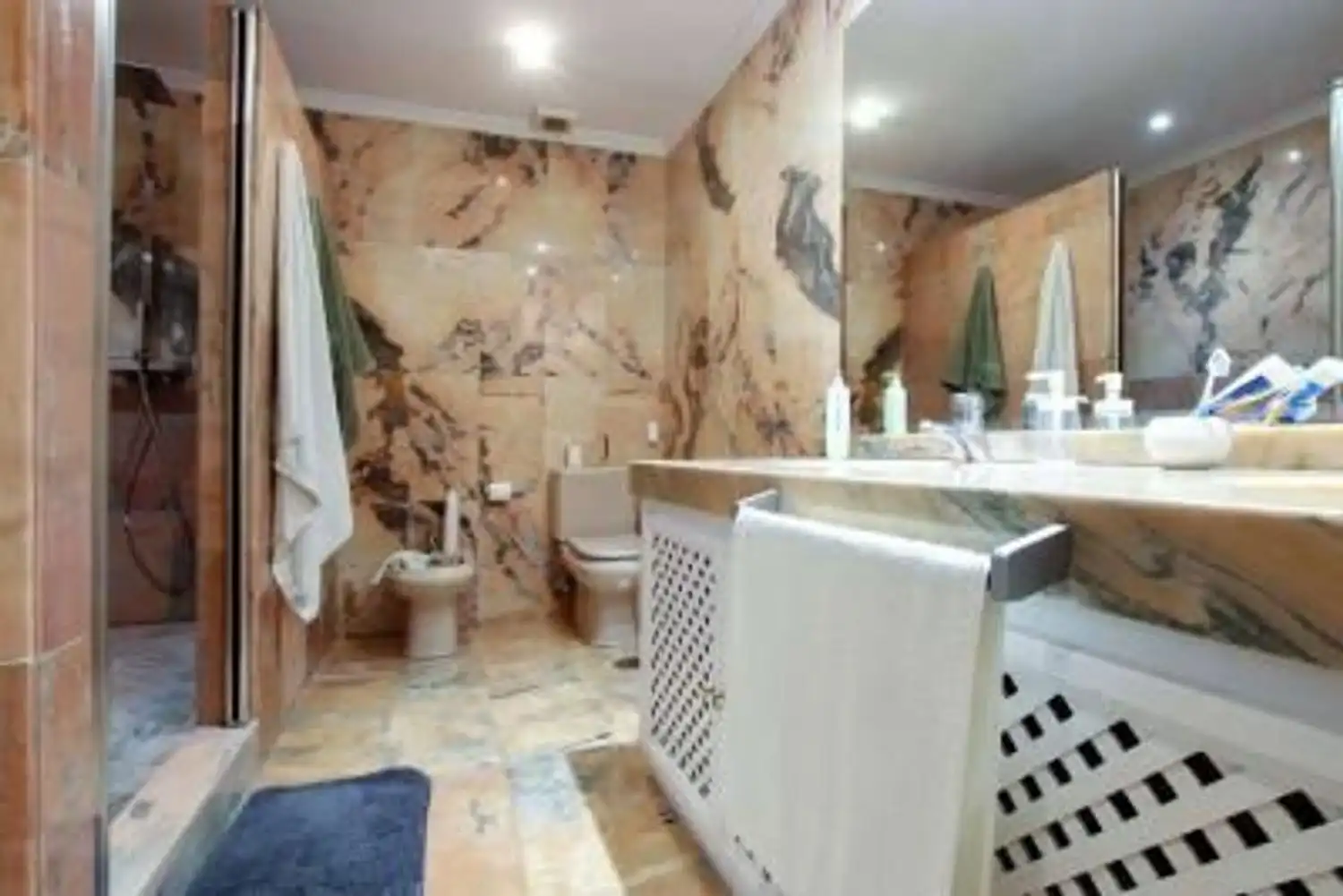 Badezimmer von Wohnung zum Verkauf in Marbella mit Klimaanlage, Privatgarten und Terrasse