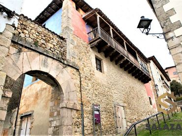 Adosado con balcón en venta en Calle Laín Calvo