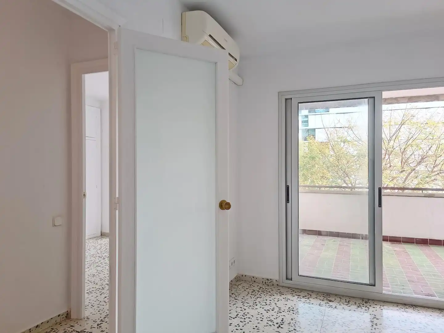 Wohnung zum Verkauf in Tarragona mit Klimaanlage, Heizung und Terrasse
