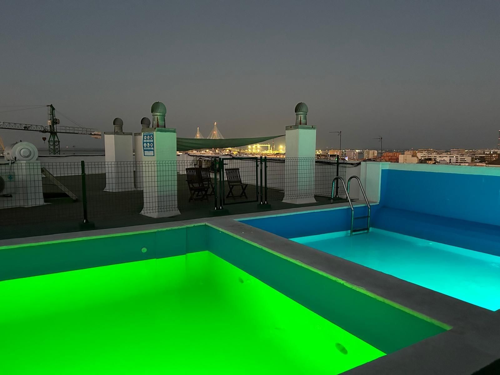 Piscina de Pis en venda en  Cádiz Capital amb Terrassa i Piscina comunitària
