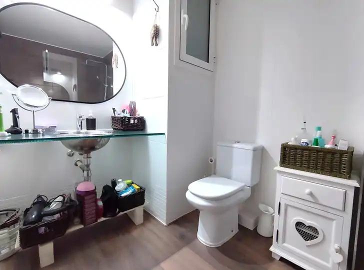 Badezimmer von Dachboden zum Verkauf in Sant Andreu de Llavaneres mit Klimaanlage, Heizung und Parkett
