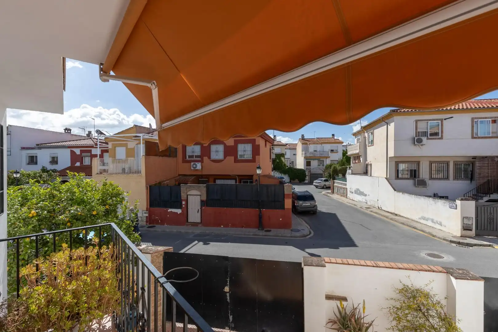 Vista exterior de Casa adosada en venda en Las Gabias amb Aire condicionat, Calefacció i Jardí privat