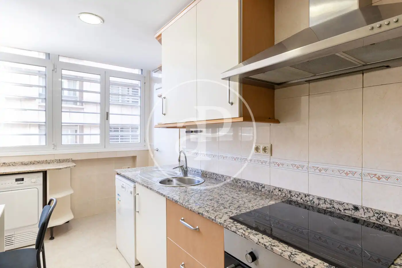 Küche von Wohnung zum Verkauf in Barcelona mit Heizung und Privatgarten