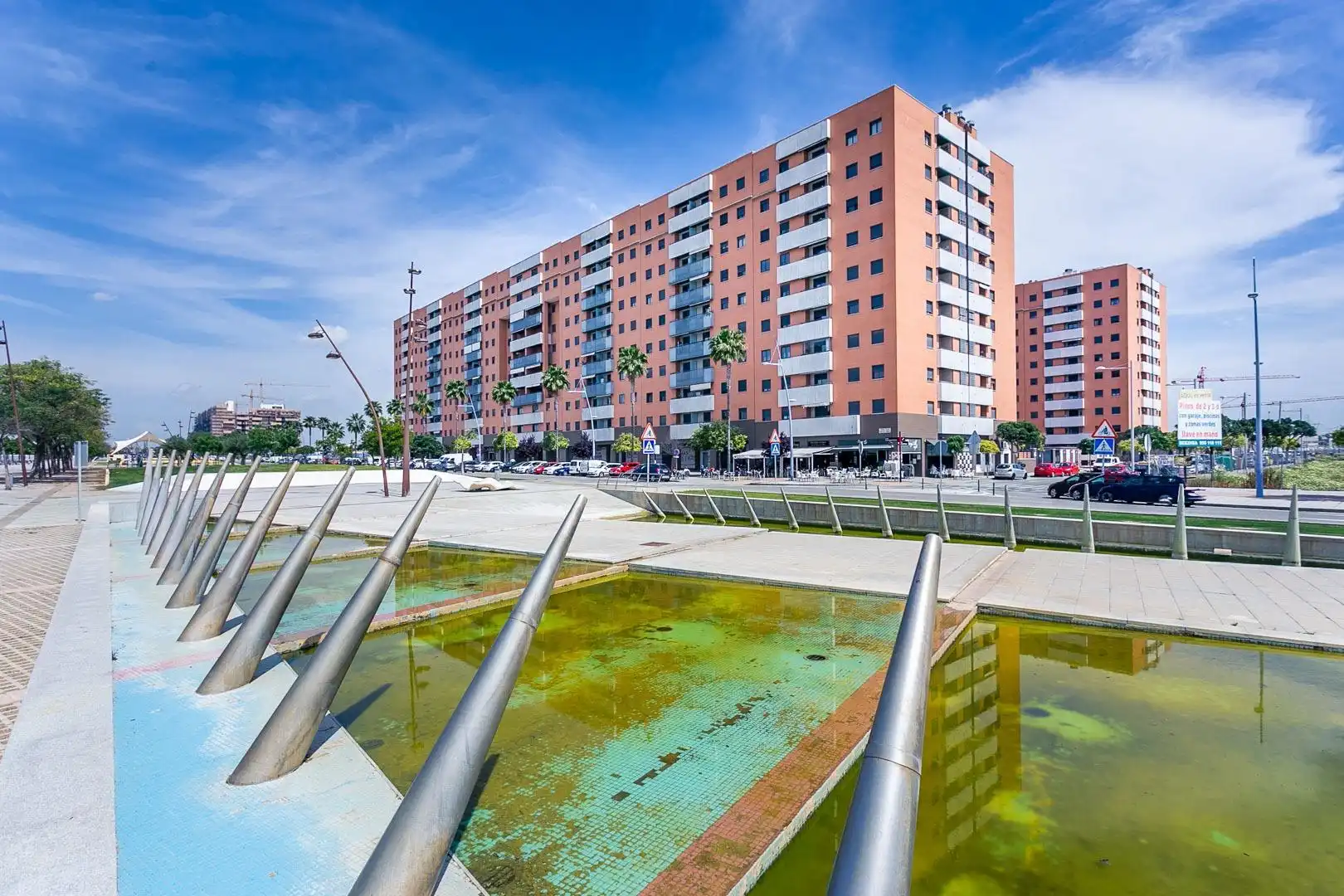 Außenansicht von Wohnung zum Verkauf in Dos Hermanas mit Klimaanlage, Terrasse und Abstellraum