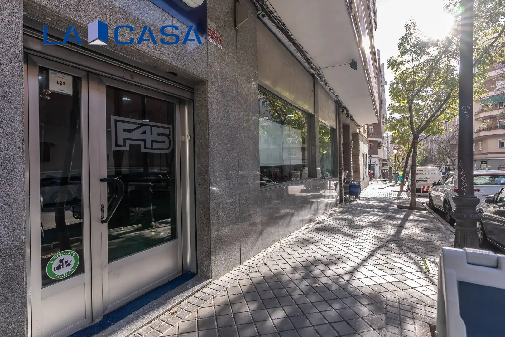 Vista exterior de Local en venda en Madrid