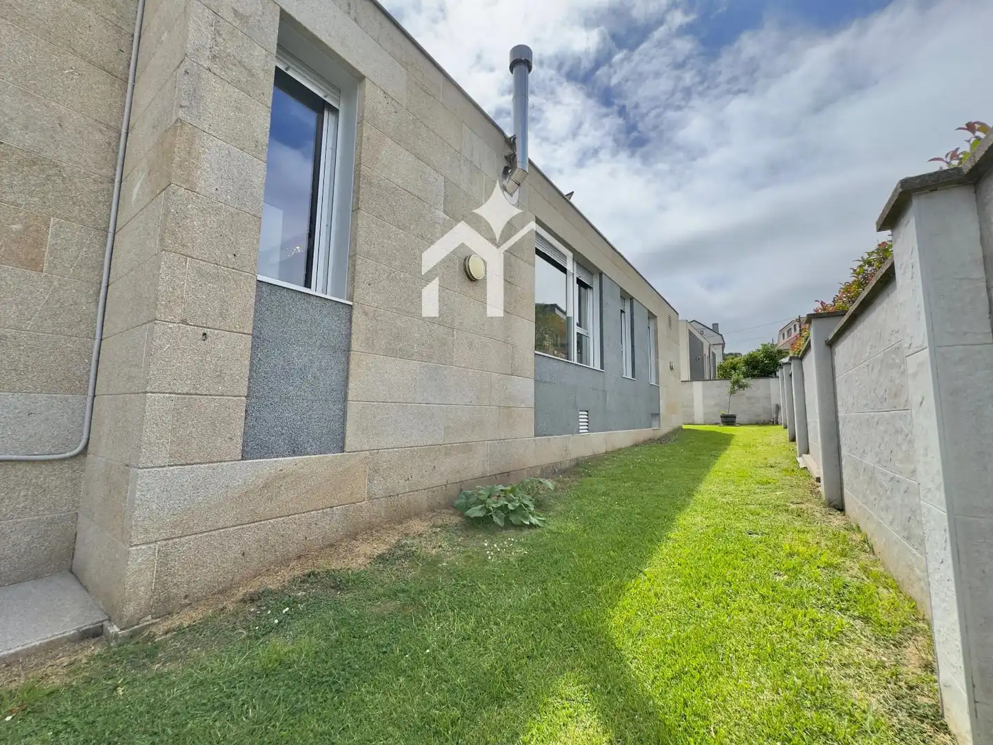 Vista exterior de Casa o xalet en venda en Cangas  amb Calefacció, Parquet i Terrassa