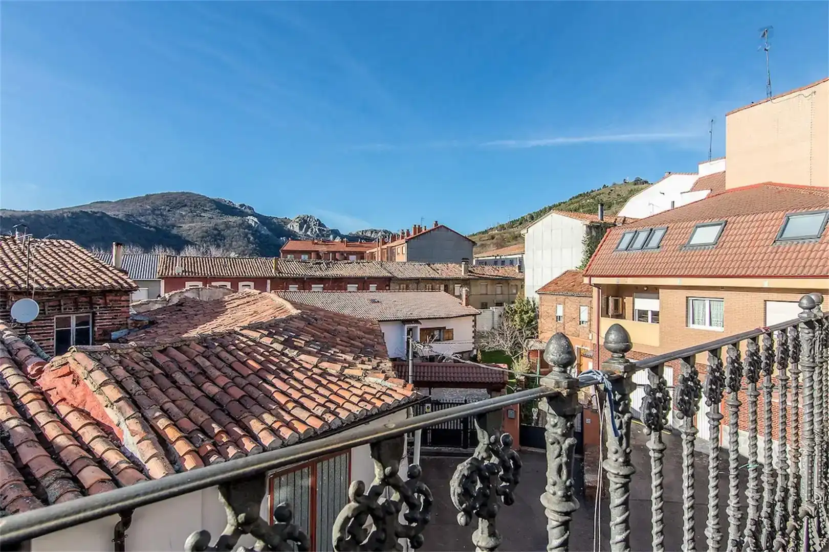Vista exterior de Pis en venda en Cistierna amb Parquet, Moblat i Forn