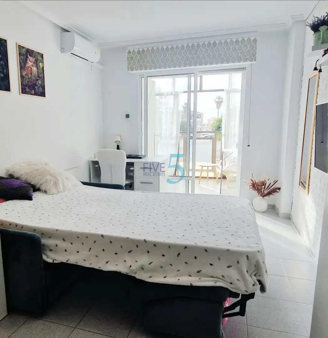 Schlafzimmer von Wohnung zum Verkauf in Torrevieja mit Möbliert und Balkon