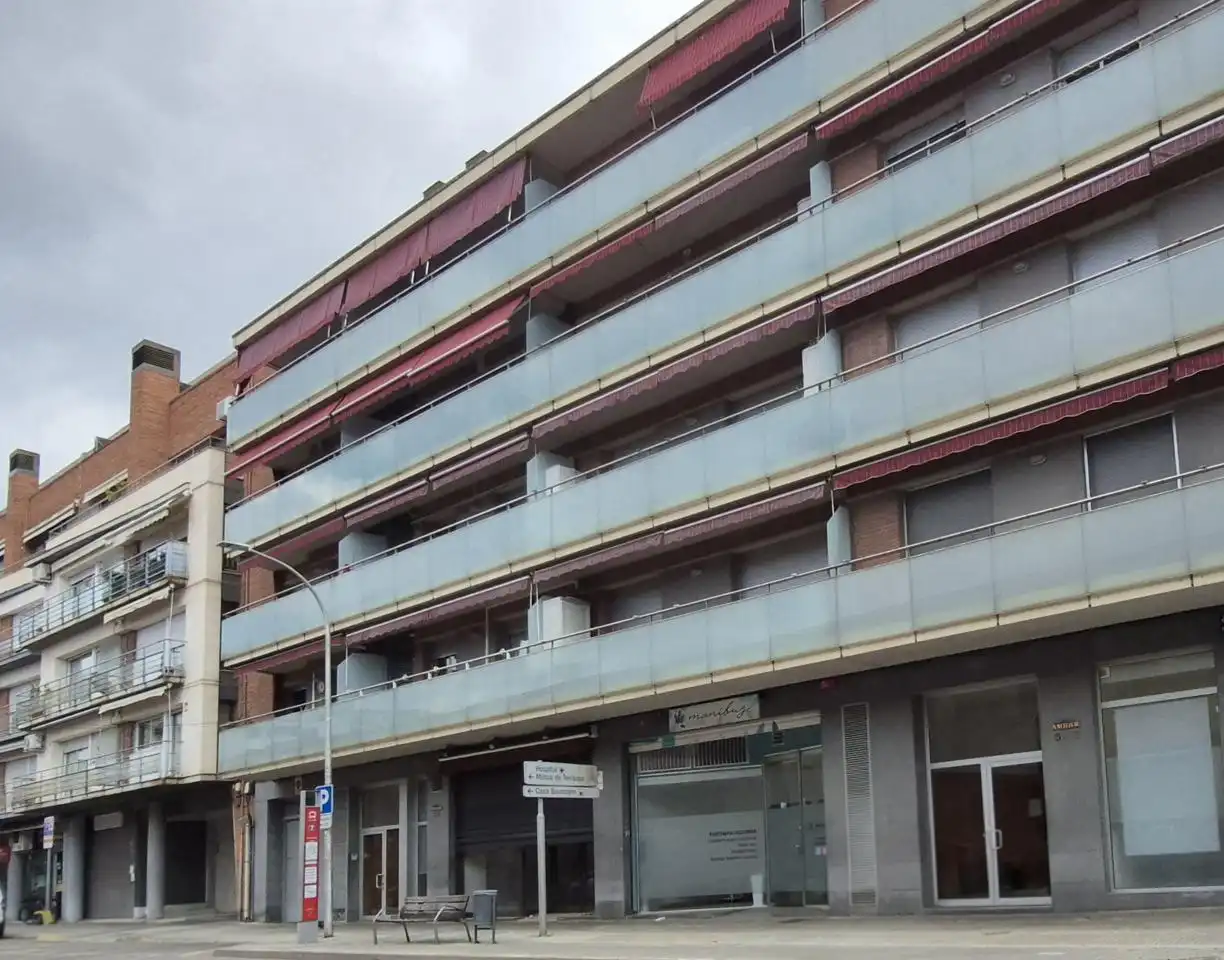 Vista exterior de Local en venta en Terrassa con Aire acondicionado