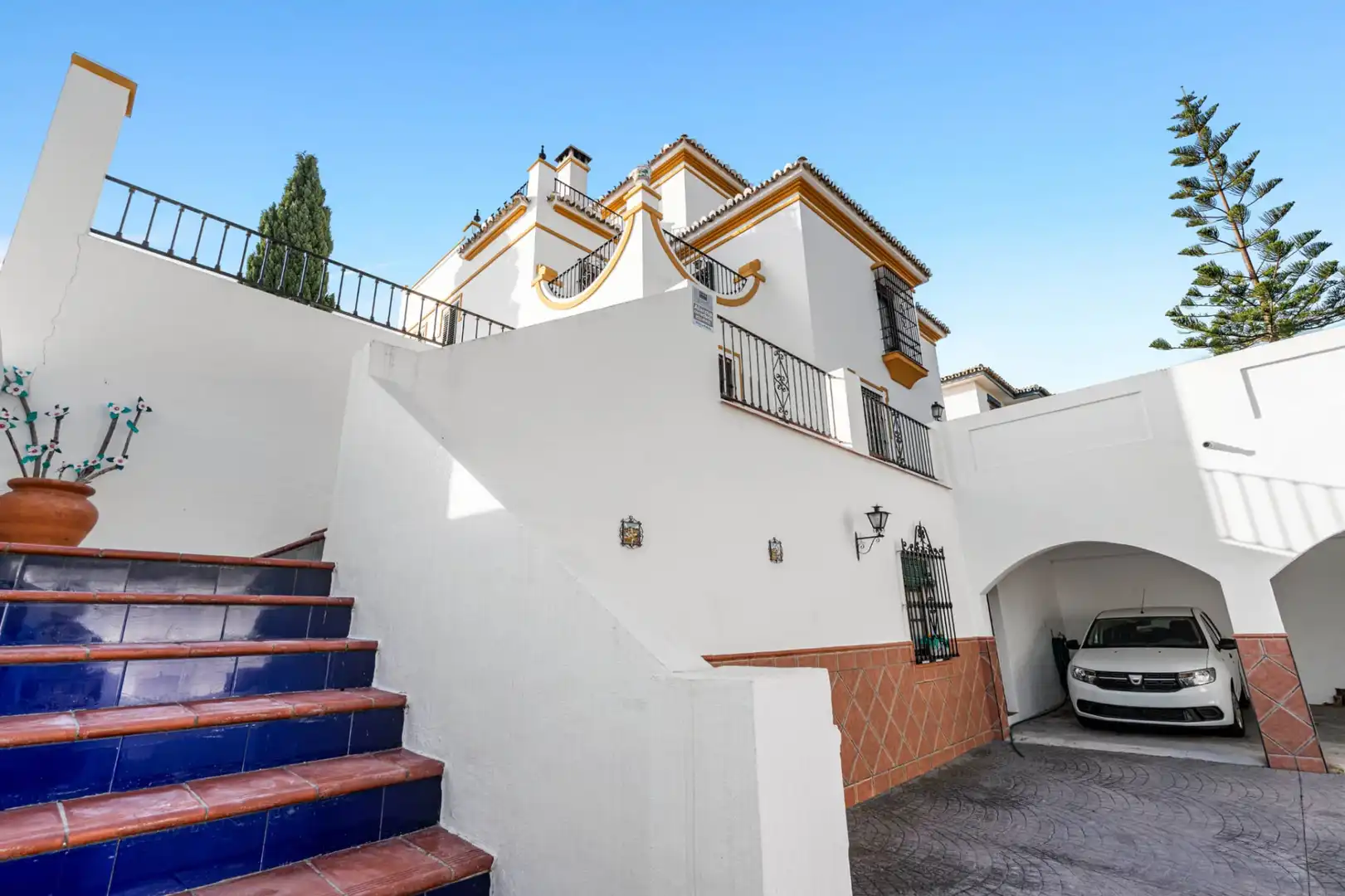 Vista exterior de Casa o xalet en venda en Benalmádena amb Aire condicionat, Terrassa i Traster