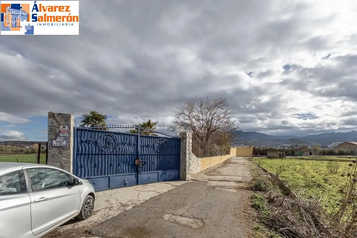 Vista exterior de Casa o xalet en venda en La Zubia amb Jardí privat