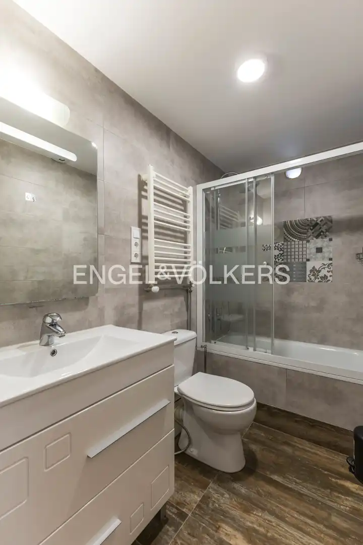 Badezimmer von Dachboden zur Miete in Madrid mit Klimaanlage, Heizung und Parkett