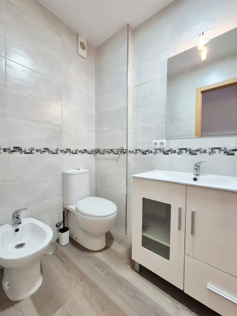 Baño de Piso de alquiler en Santiago de Compostela  con Calefacción, Parquet y Trastero