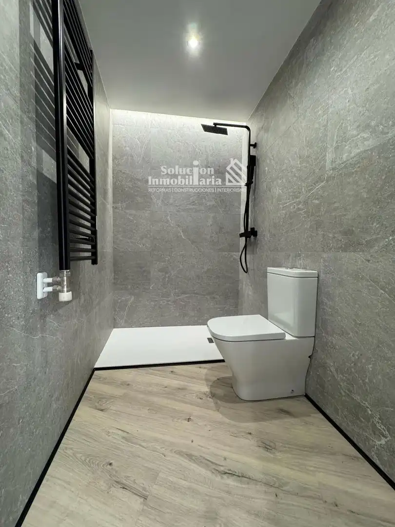 Baño de Ático en venta en Salamanca con Calefacción y Terraza