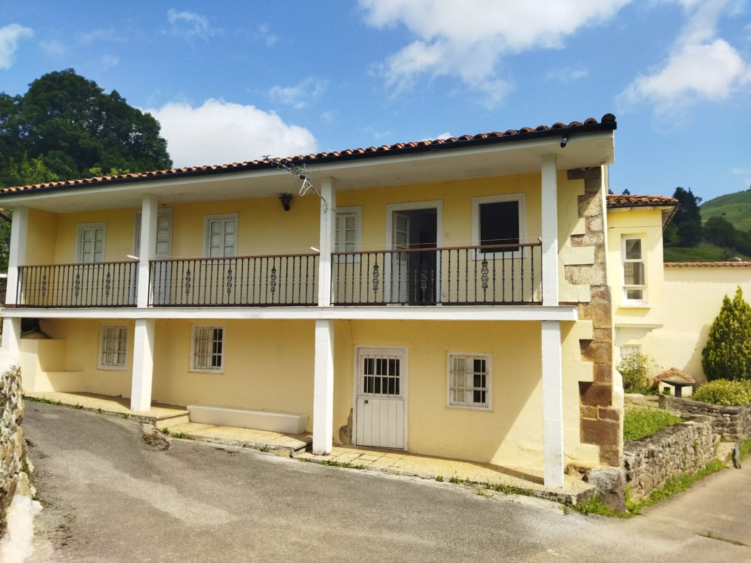Vista exterior de Casa o xalet en venda en Anievas amb Jardí privat, Traster i Balcó