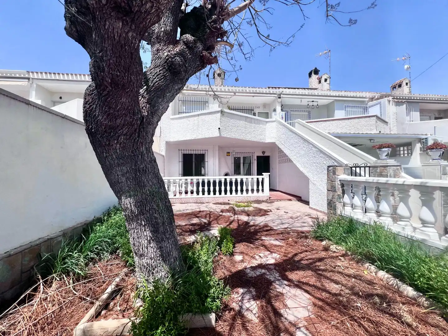 Vista exterior de Casa o xalet en venda en Orihuela amb Aire condicionat, Jardí privat i Moblat