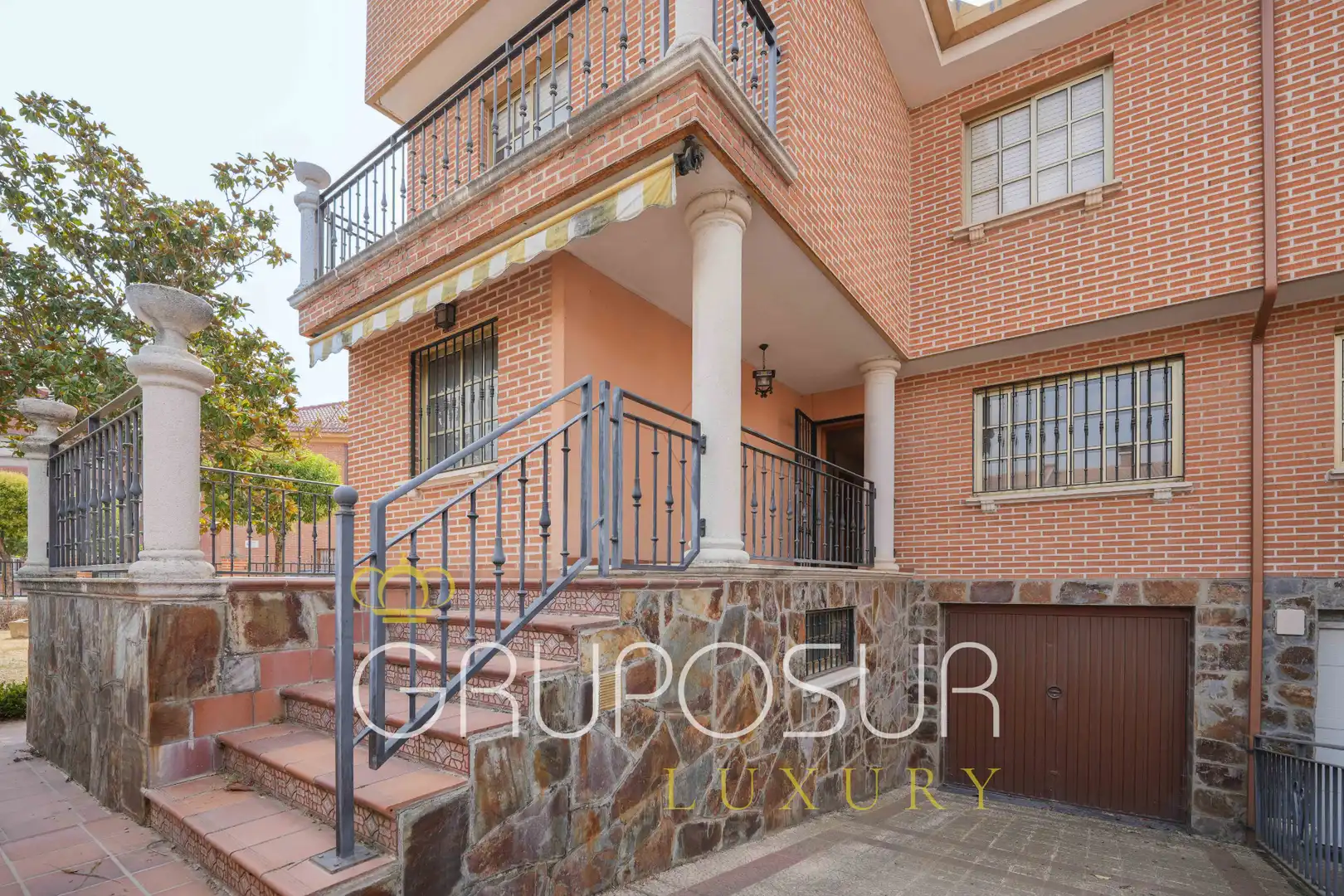 Vista exterior de Casa adosada en venda en Laguna de Duero amb Calefacció, Jardí privat i Parquet